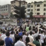 Cina, scioperano 5000 operai delle calzature, proteste per sussidi casa,orari massacranti, bassi stipendi,cibo scadente