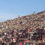 Larung Gar: la demolizione continua senza soste. Prese di mira abitazioni delle monache