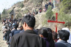 cattolici in via crucis in shanxi cina, immagine cattolici in santuario cinese