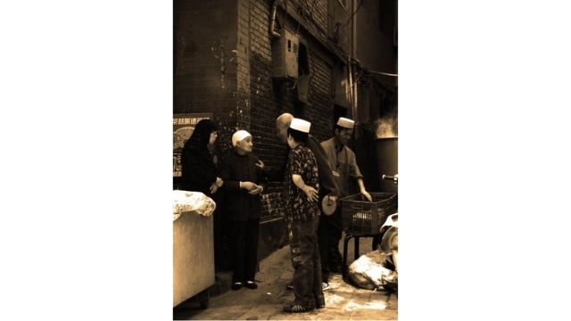 Una scena di strada nei pressi della Grande Moschea di Xi'an nel 2009.